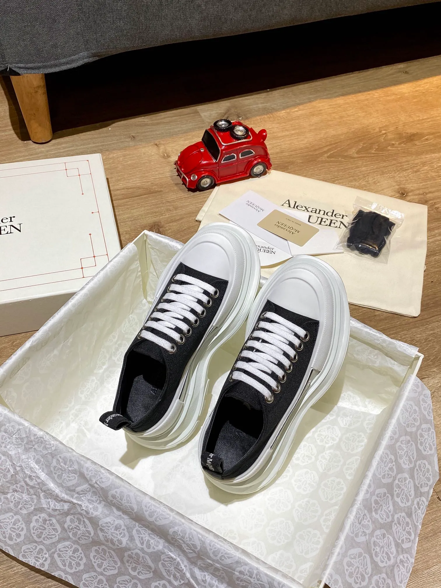 👟👟Ex-factory price 480👟👟 Women's Shoes Women's Clothing Women's Shoes Factory Alexander Mcqueen🚀🚀Couple's Style👫 MQ McQueen thick-soled platform shoes, the latest spring style in the counter, Xiaohongshu is popular. It is another casual shoe that increases height and makes you look slimmer. 😄 Don't choose any style. The heel height is 6.5 cm, which is equivalent to wearing a pair of high heels. It is inevitable to look thinner. Black and white are versatile. Pink looks younger. Several colors are very popular. Original order purchased from hk. Highest quality in the market. Popular product, 👍 Material: Genuine customized space Monica cloth. Goat leather lining. Private model T👟👟Ex-factory price. U multi-layer combination outsole. Standard code number. Comes with the latest packaging in the counter. Code number: 35-40 for women and 39-44 for men.